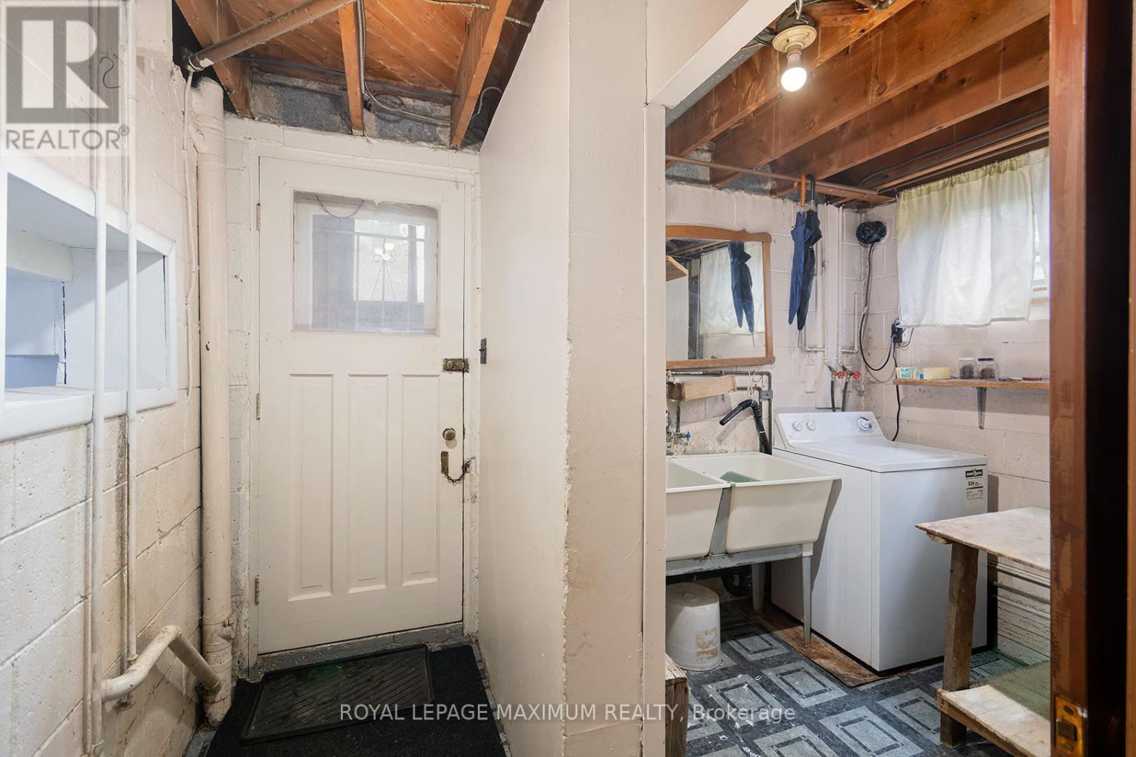 












565 PINEGROVE ROAD

,
Oakville,




Ontario
L6K2C5

