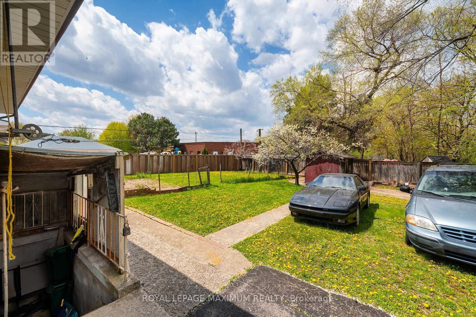 












565 PINEGROVE ROAD

,
Oakville,




Ontario
L6K2C5

