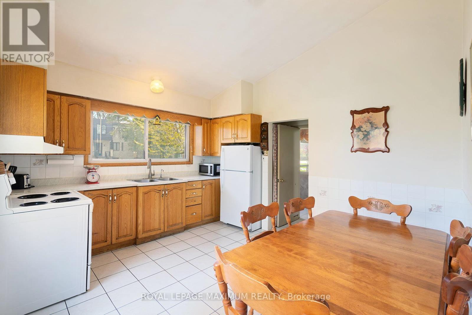 












565 PINEGROVE ROAD

,
Oakville,




Ontario
L6K2C5

