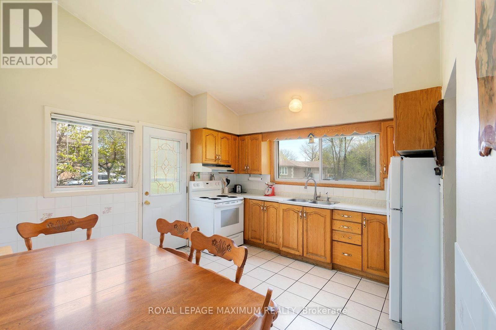 












565 PINEGROVE ROAD

,
Oakville,




Ontario
L6K2C5

