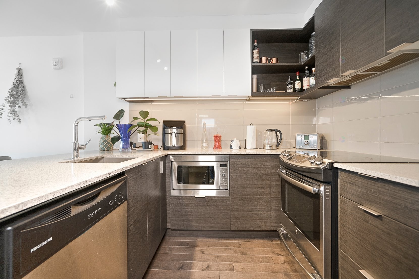 









1800


Boul. René-Lévesque O.

, 807,
Montréal (Ville-Marie),




QC
H3H2H2

