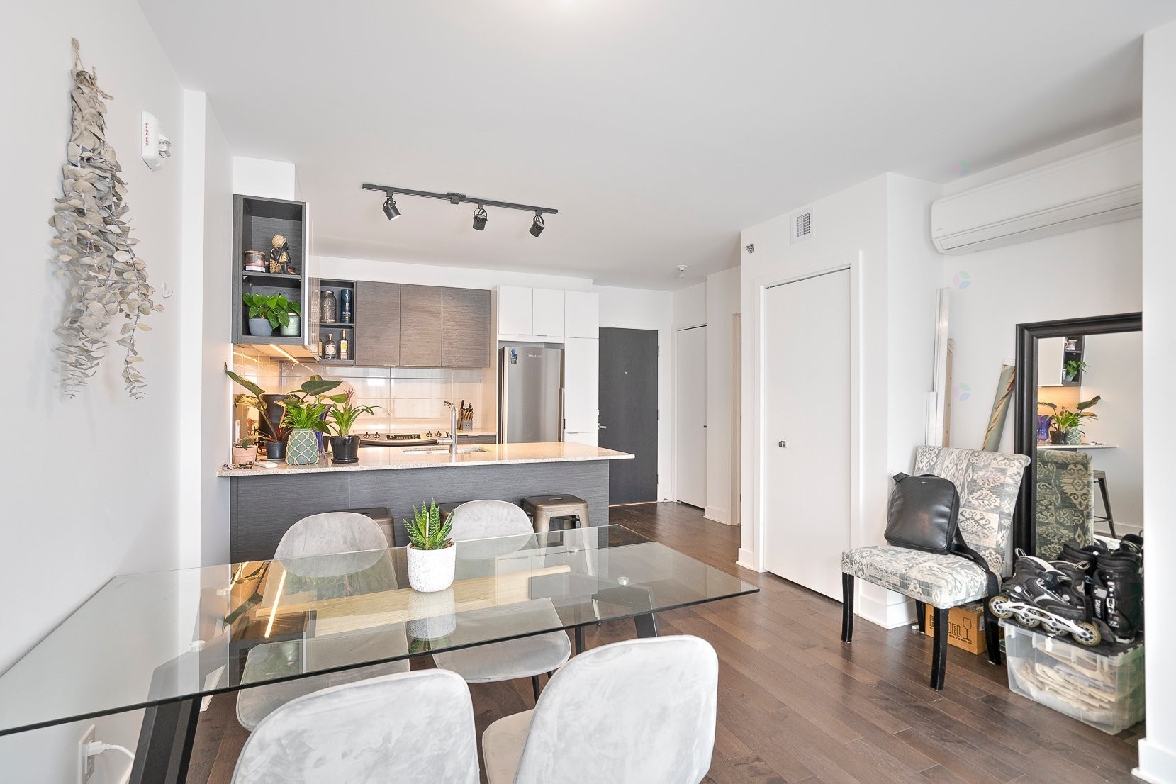 









1800


Boul. René-Lévesque O.

, 807,
Montréal (Ville-Marie),




QC
H3H2H2

