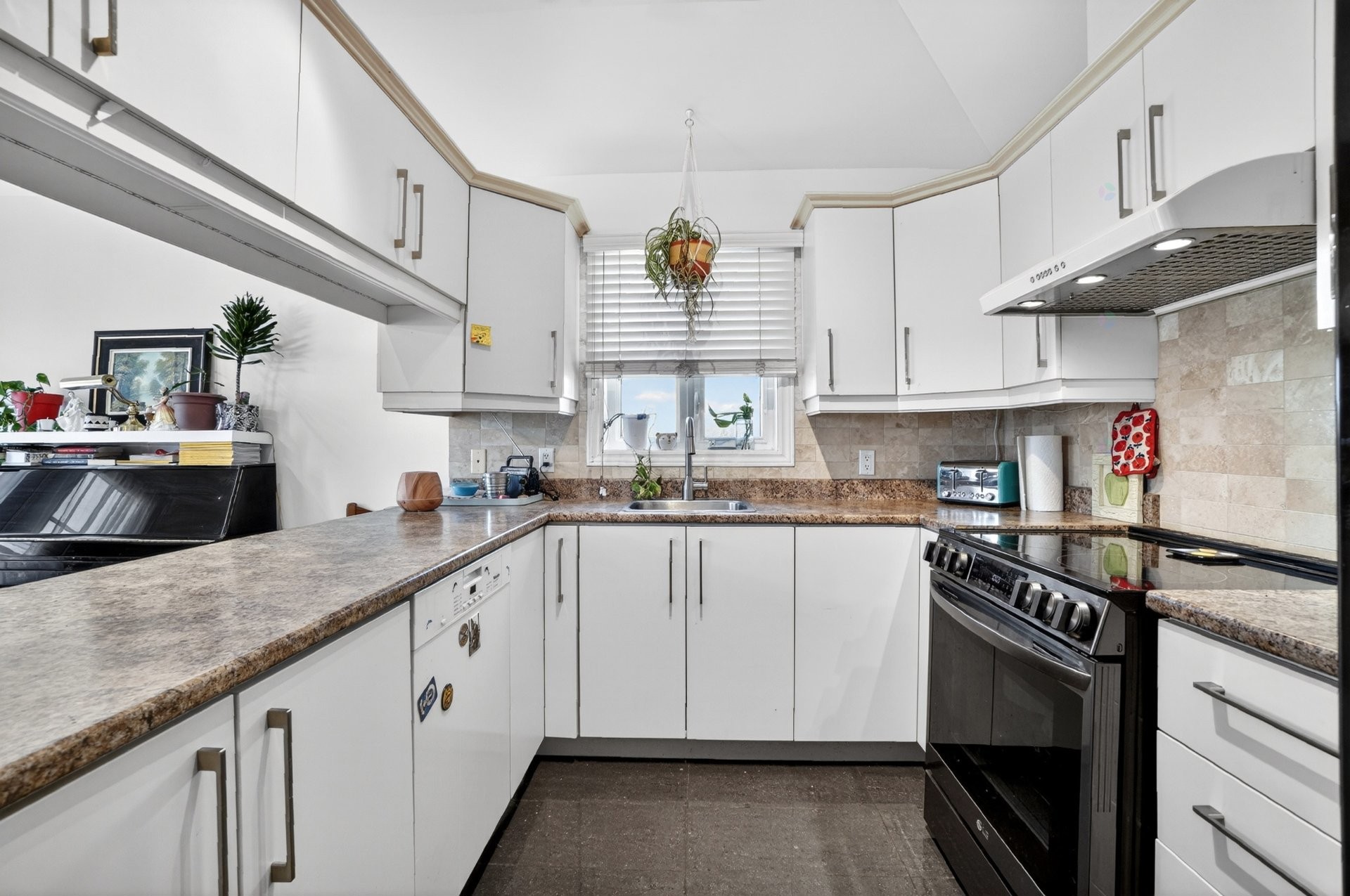 









1208


Boul. du Curé-Labelle

, 301,
Blainville,




QC
J7C2N4

