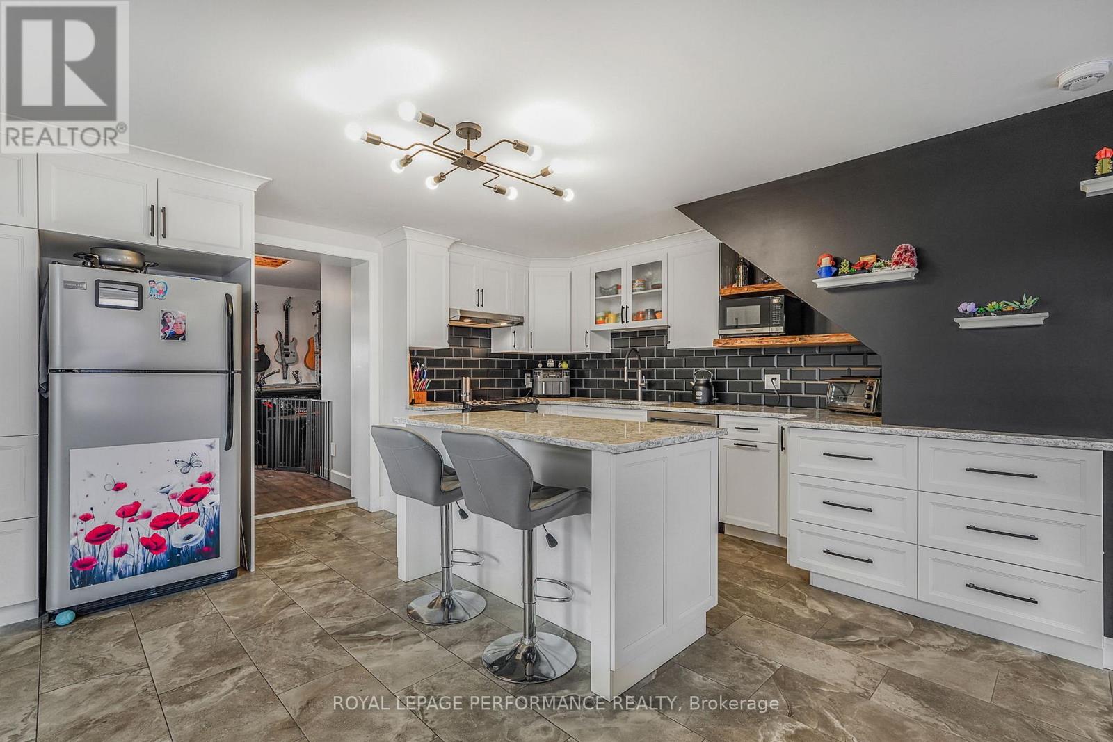 












314 LAURIER STREET

,
Hawkesbury,




Ontario
K6A2A4

