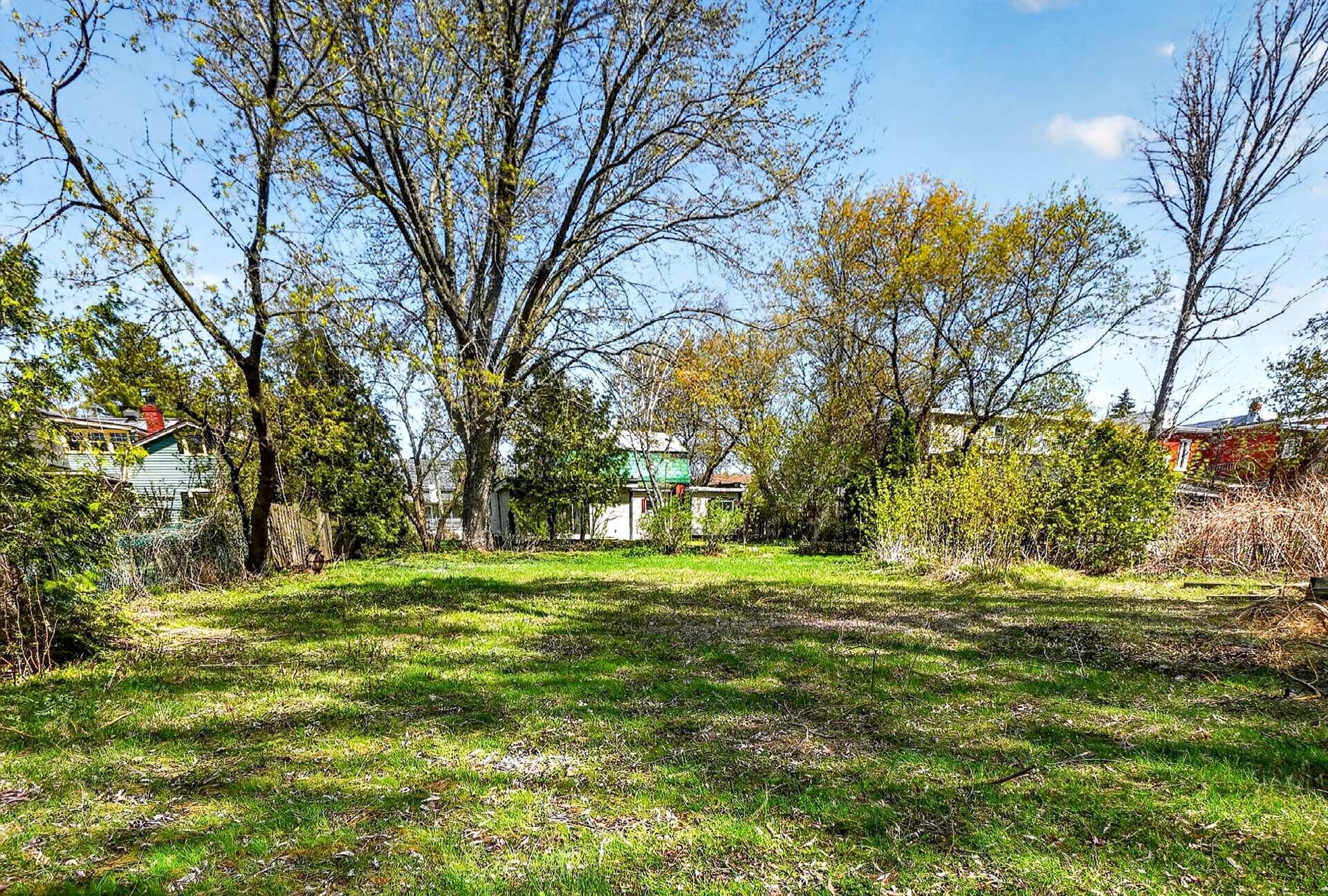 









102


Rue St-Pierre

,
Chambly,




QC
J3L1L7

