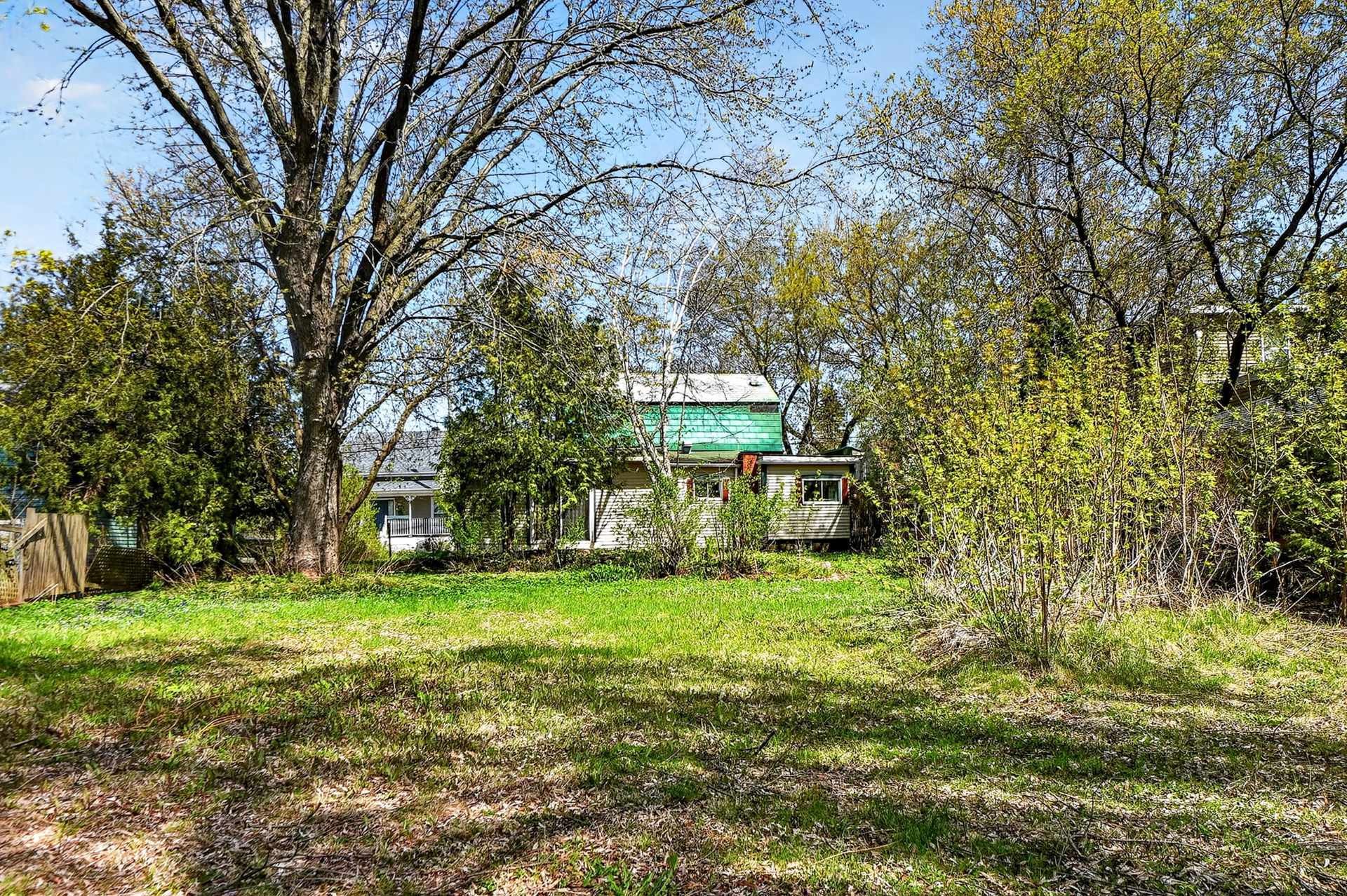 









102


Rue St-Pierre

,
Chambly,




QC
J3L1L7

