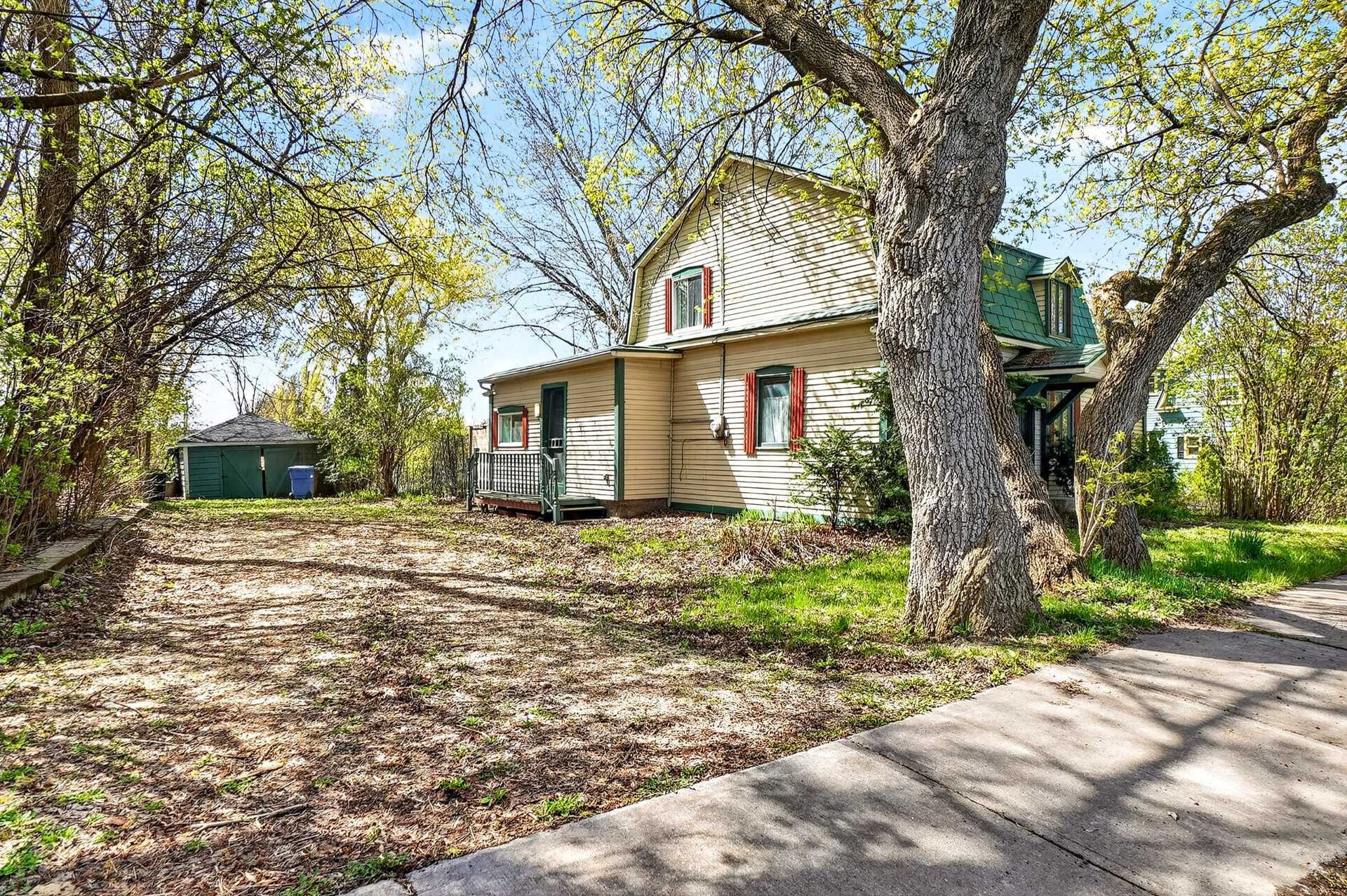 









102


Rue St-Pierre

,
Chambly,




QC
J3L1L7

