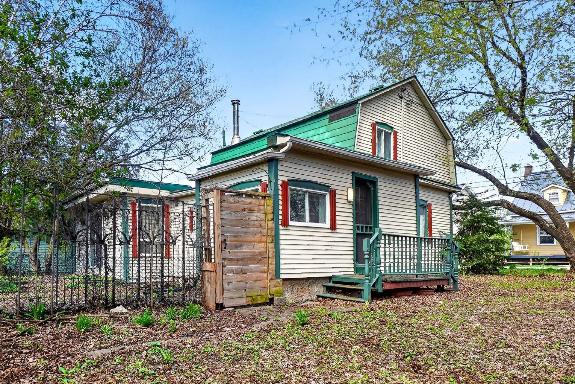 









102


Rue St-Pierre

,
Chambly,




QC
J3L1L7

