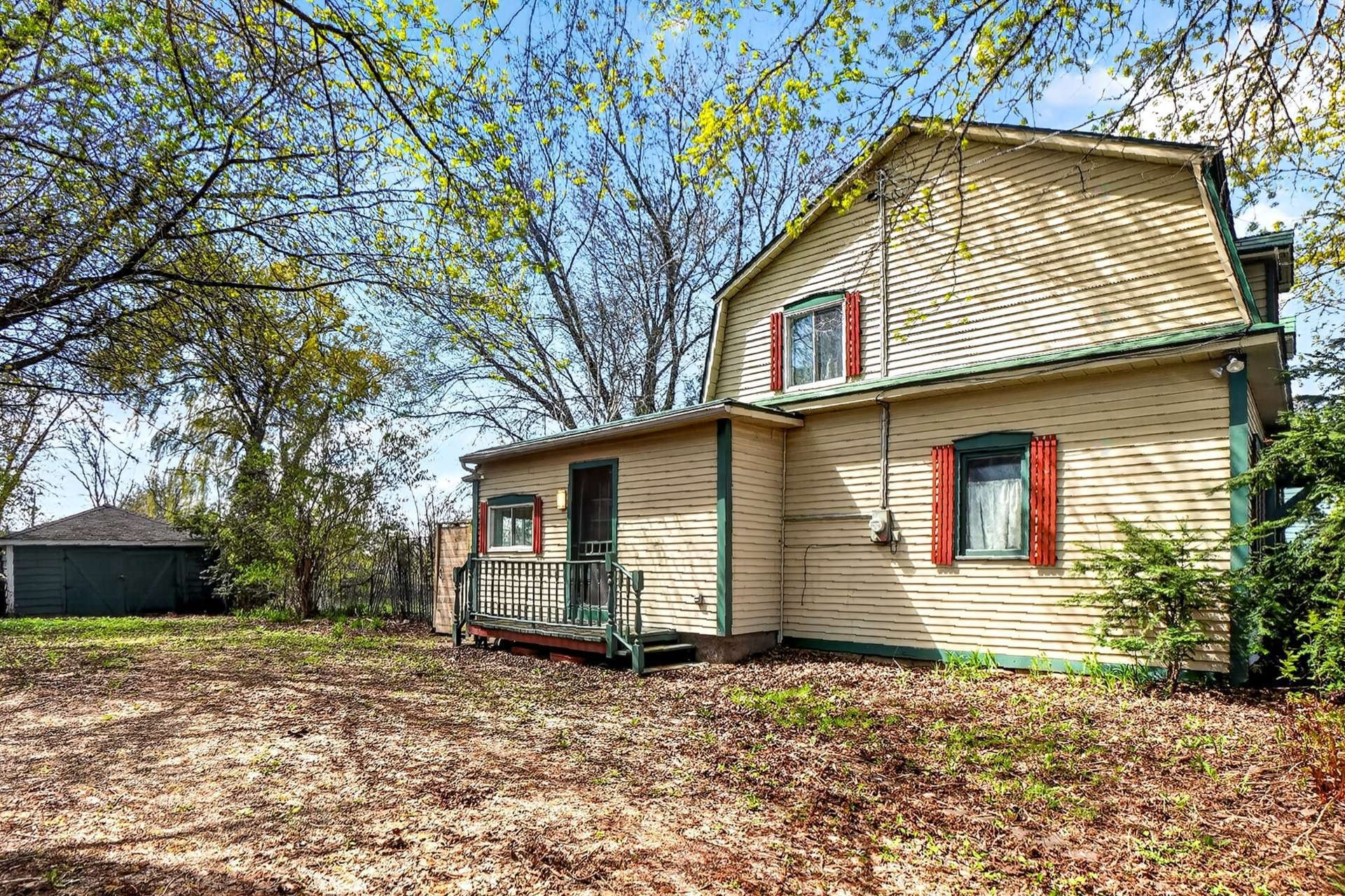 









102


Rue St-Pierre

,
Chambly,




QC
J3L1L7

