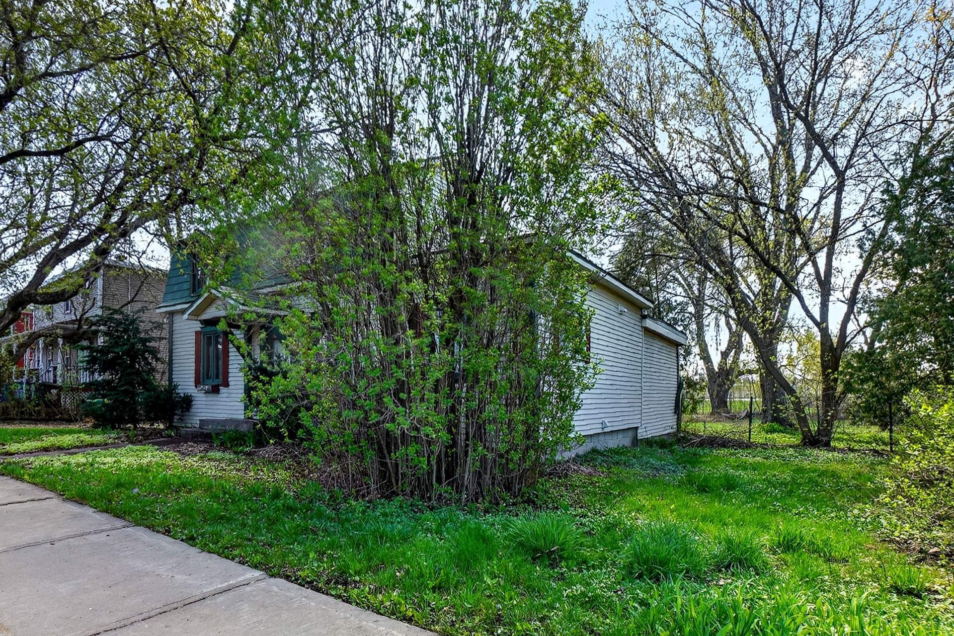









102


Rue St-Pierre

,
Chambly,




QC
J3L1L7

