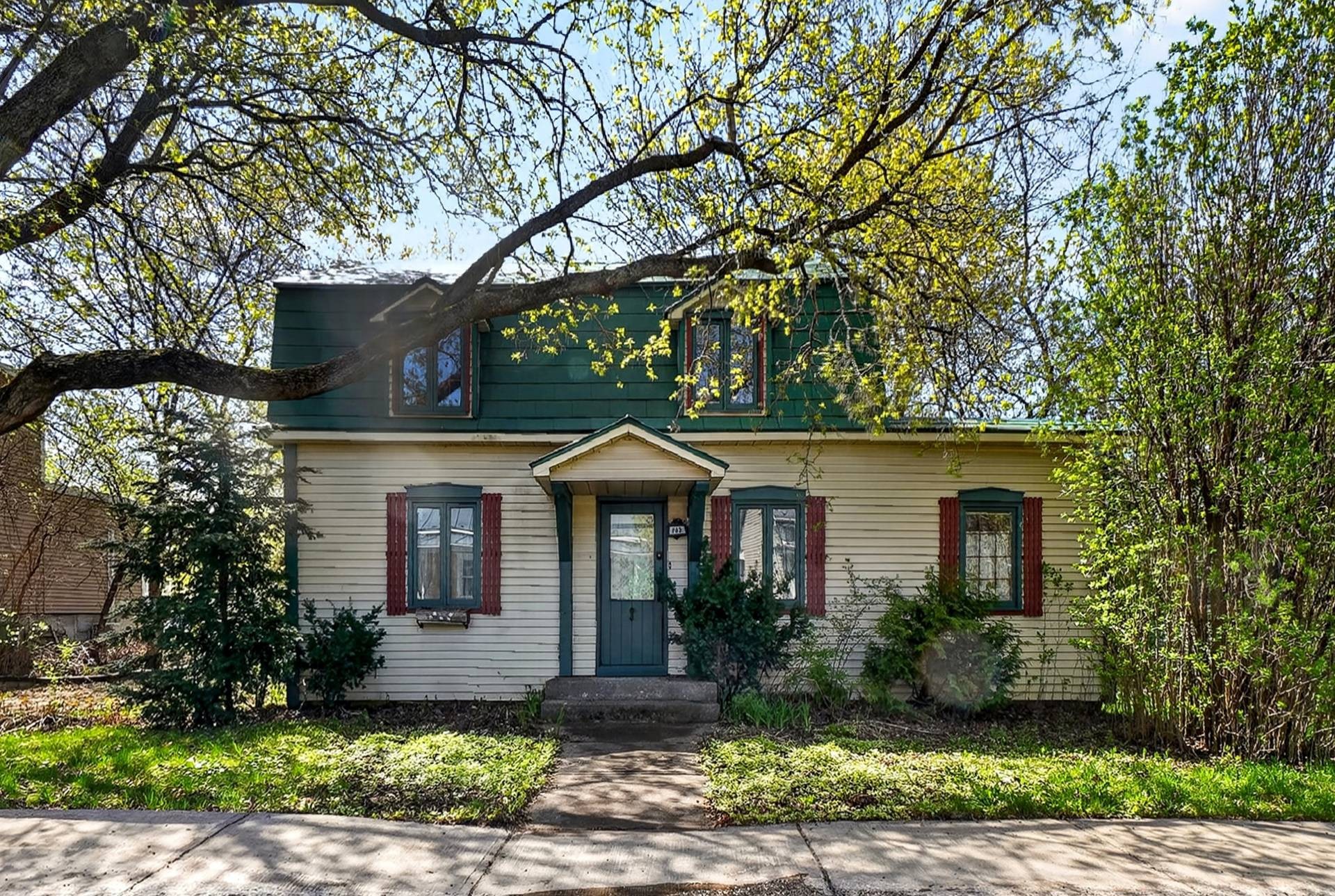









102


Rue St-Pierre

,
Chambly,




QC
J3L1L7


