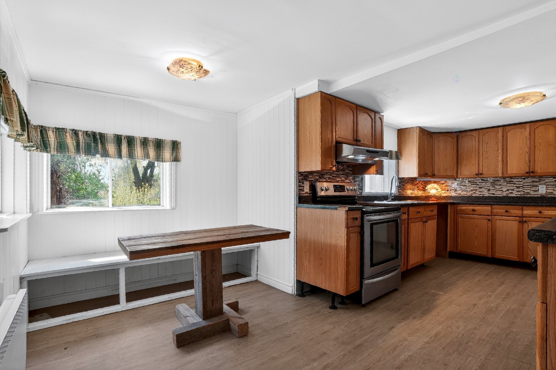









102


Rue St-Pierre

,
Chambly,




QC
J3L1L7

