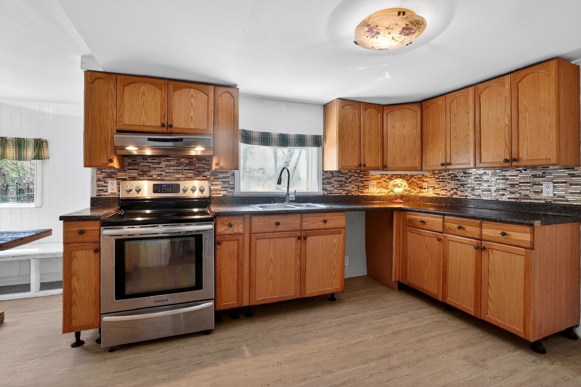 









102


Rue St-Pierre

,
Chambly,




QC
J3L1L7

