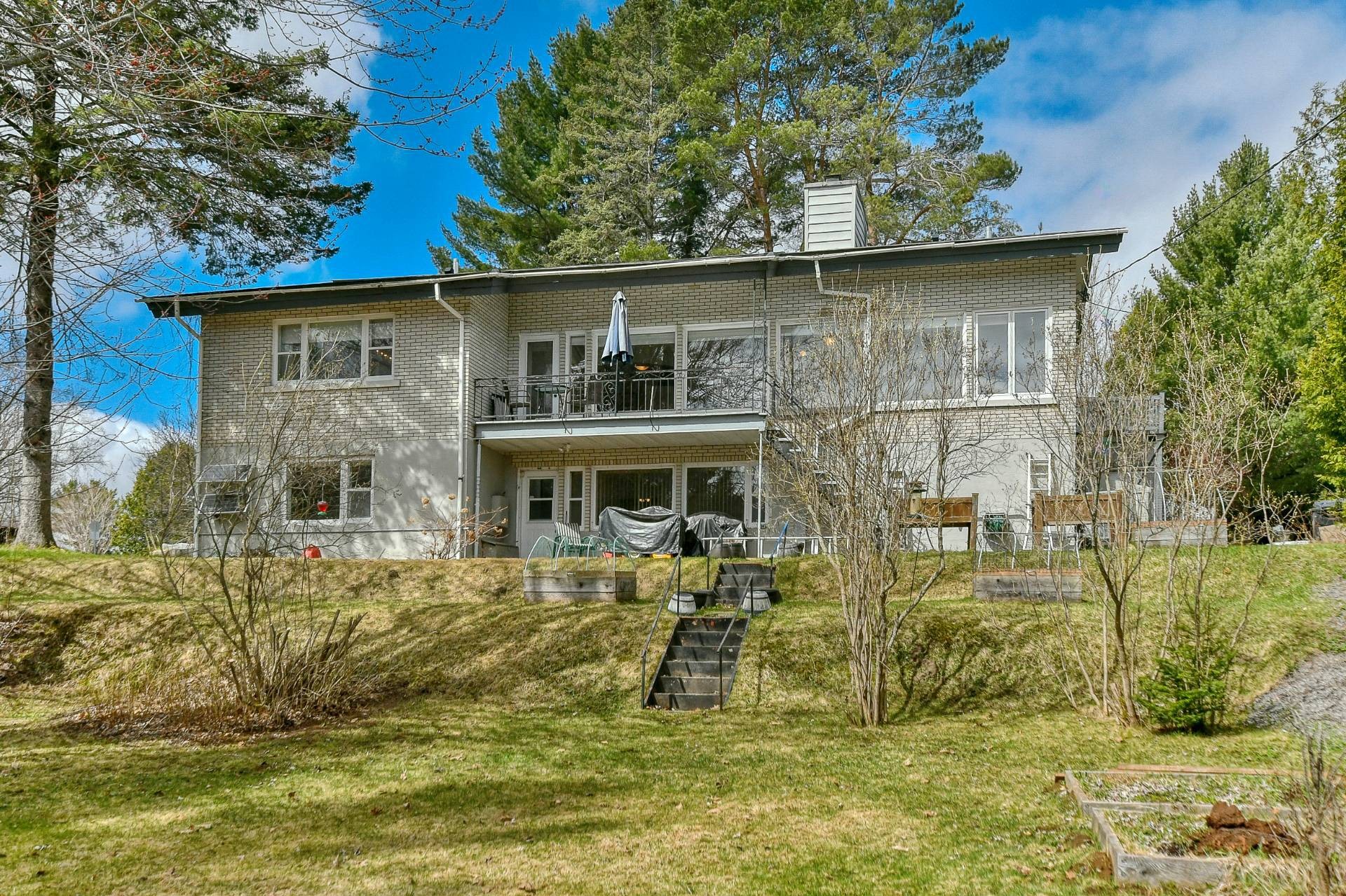 









37

 - 37A


Av. Byette

,
Sainte-Agathe-des-Monts,




QC
J8C2R5

