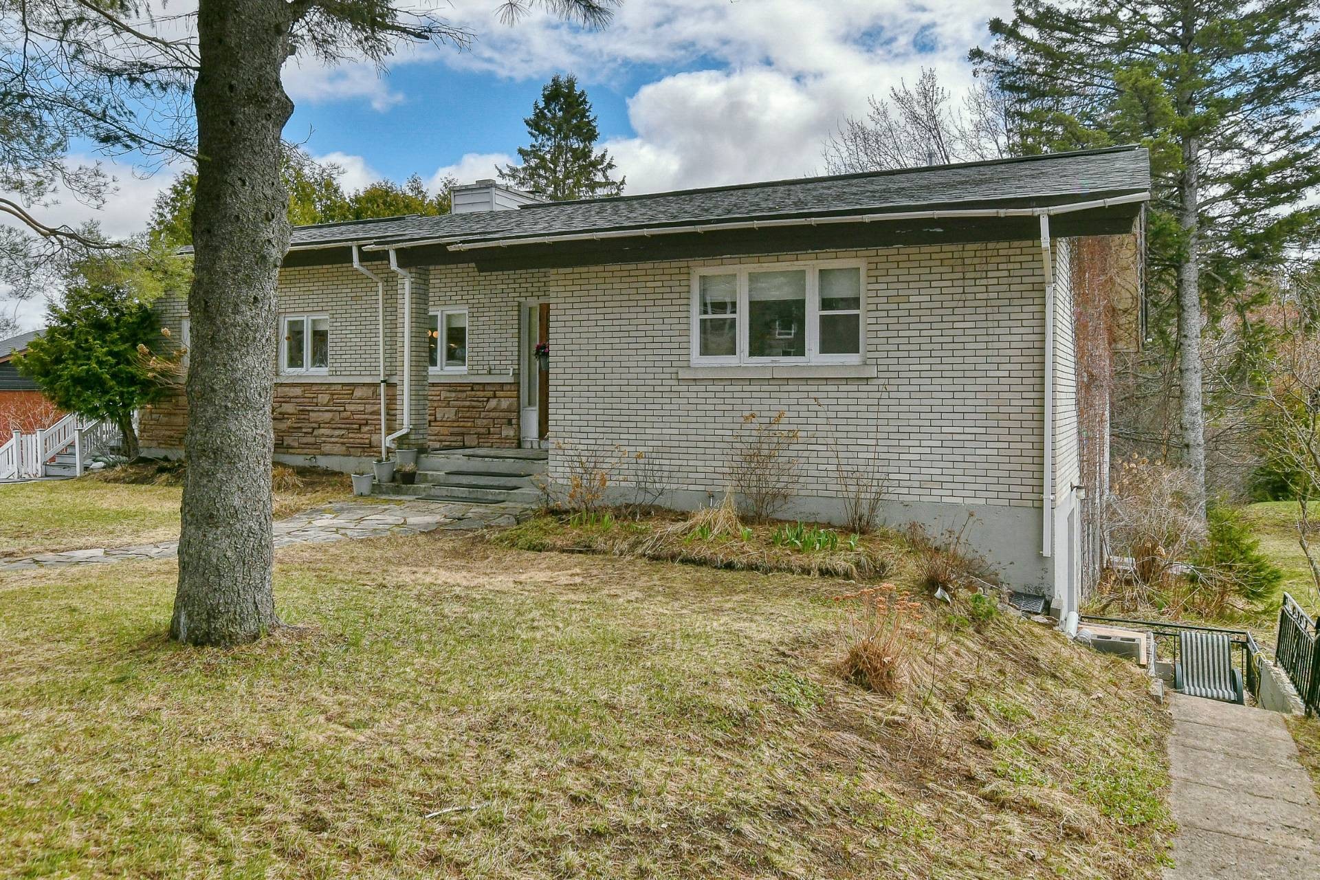 









37

 - 37A


Av. Byette

,
Sainte-Agathe-des-Monts,




QC
J8C2R5

