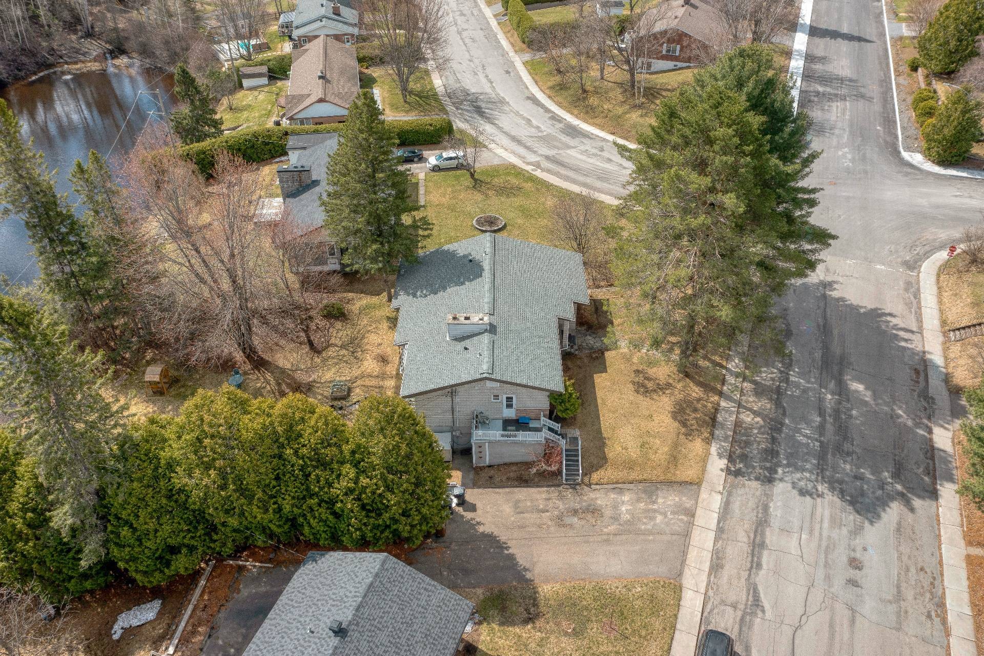 









37

 - 37A


Av. Byette

,
Sainte-Agathe-des-Monts,




QC
J8C2R5

