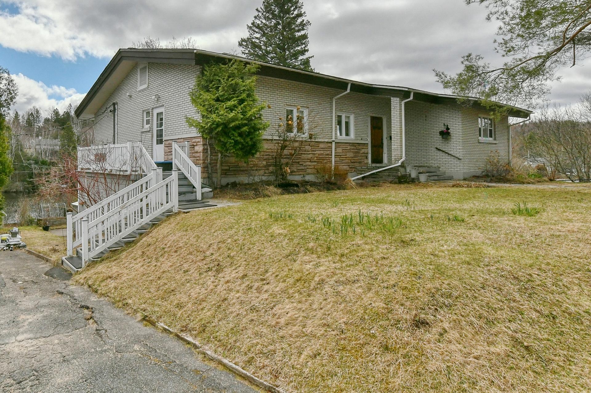 









37

 - 37A


Av. Byette

,
Sainte-Agathe-des-Monts,




QC
J8C2R5

