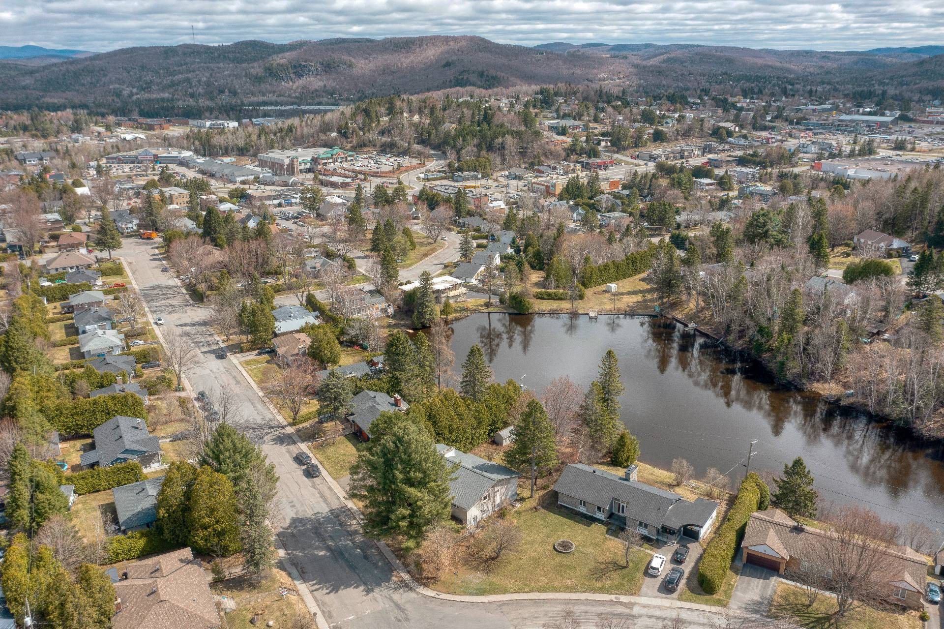 









37

 - 37A


Av. Byette

,
Sainte-Agathe-des-Monts,




QC
J8C2R5

