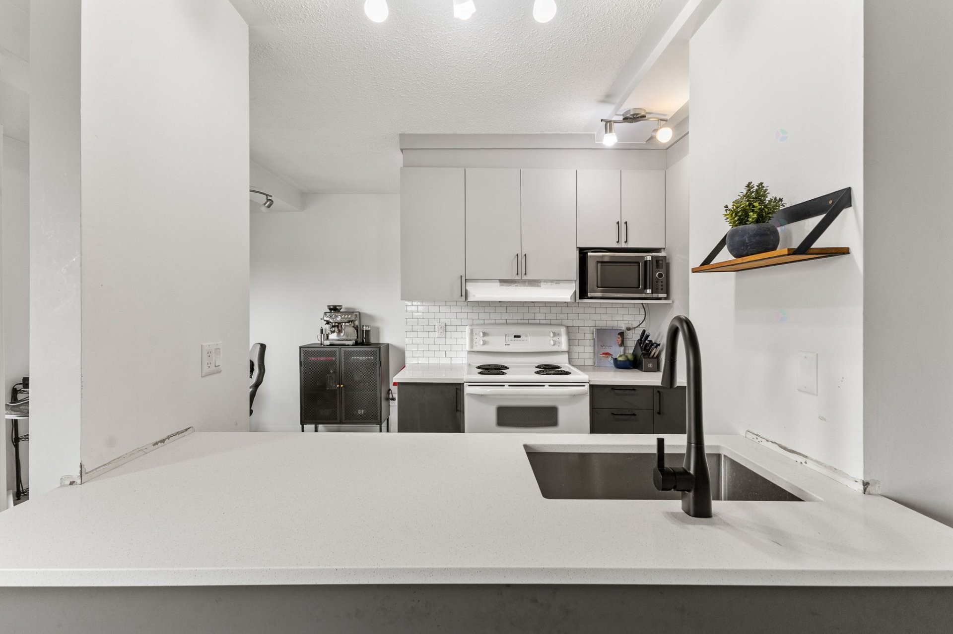 









160


Boul. du Mont-Bleu

, 2,
Gatineau (Hull),




QC
J8Z1K1

