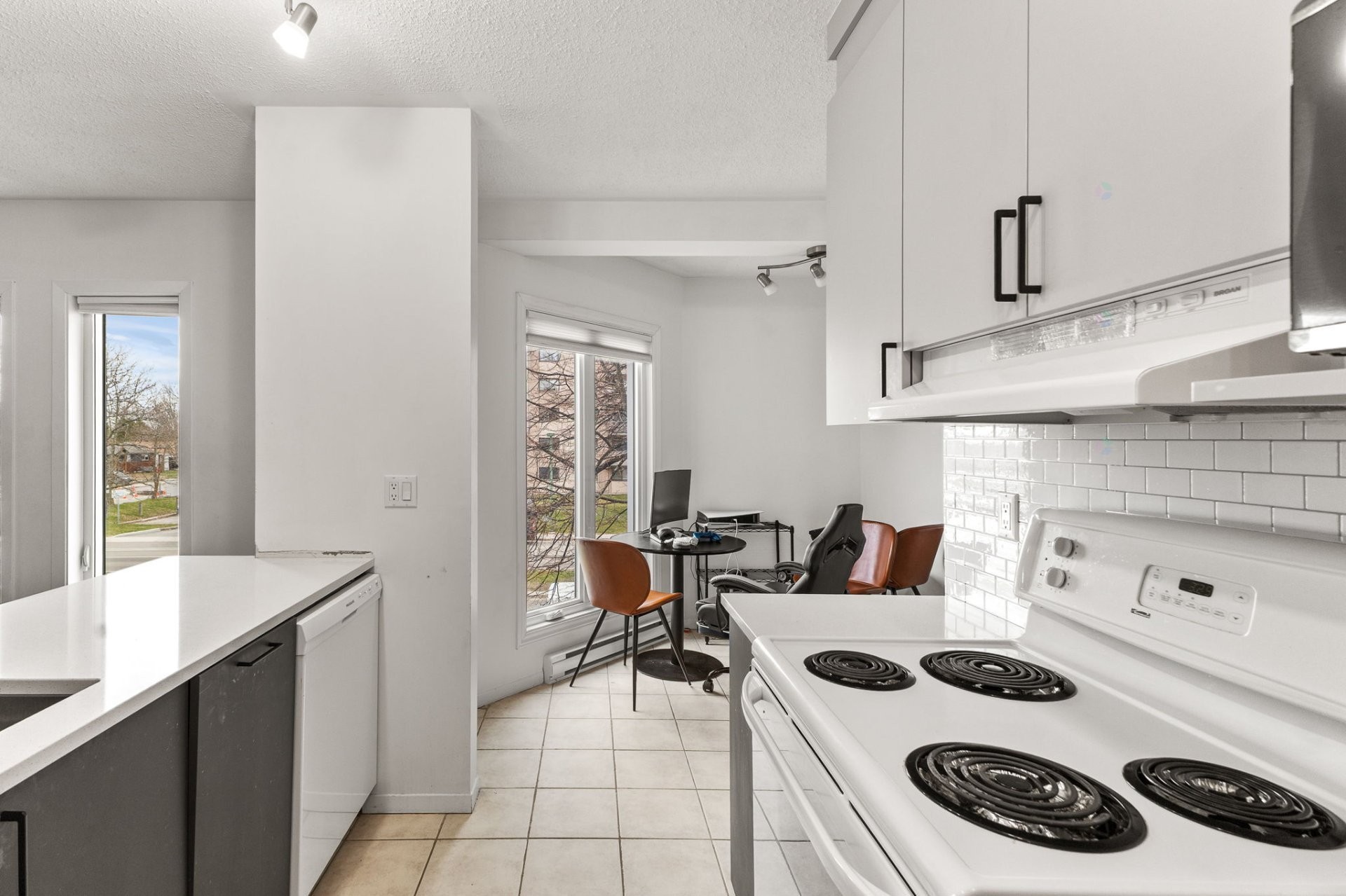 









160


Boul. du Mont-Bleu

, 2,
Gatineau (Hull),




QC
J8Z1K1

