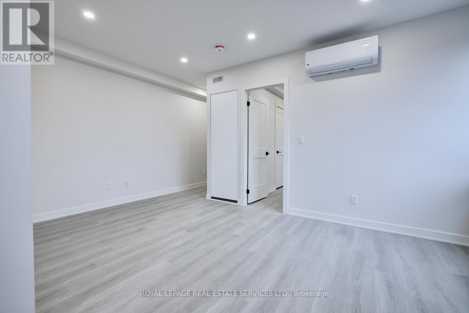 












21 - 20 DUKE STREET

,
Hamilton,




Ontario
L8P1X1

