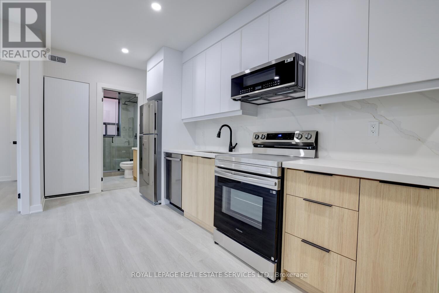 












21 - 20 DUKE STREET

,
Hamilton,




Ontario
L8P1X1

