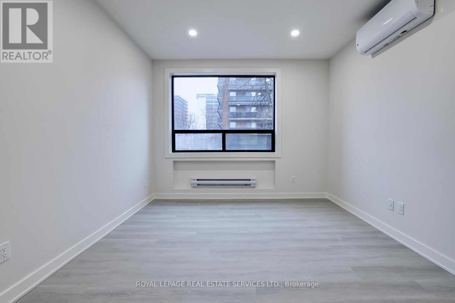 












21 - 20 DUKE STREET

,
Hamilton,




Ontario
L8P1X1

