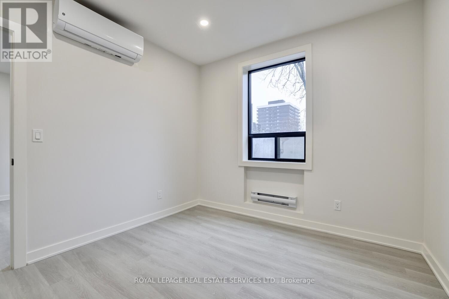 












21 - 20 DUKE STREET

,
Hamilton,




Ontario
L8P1X1

