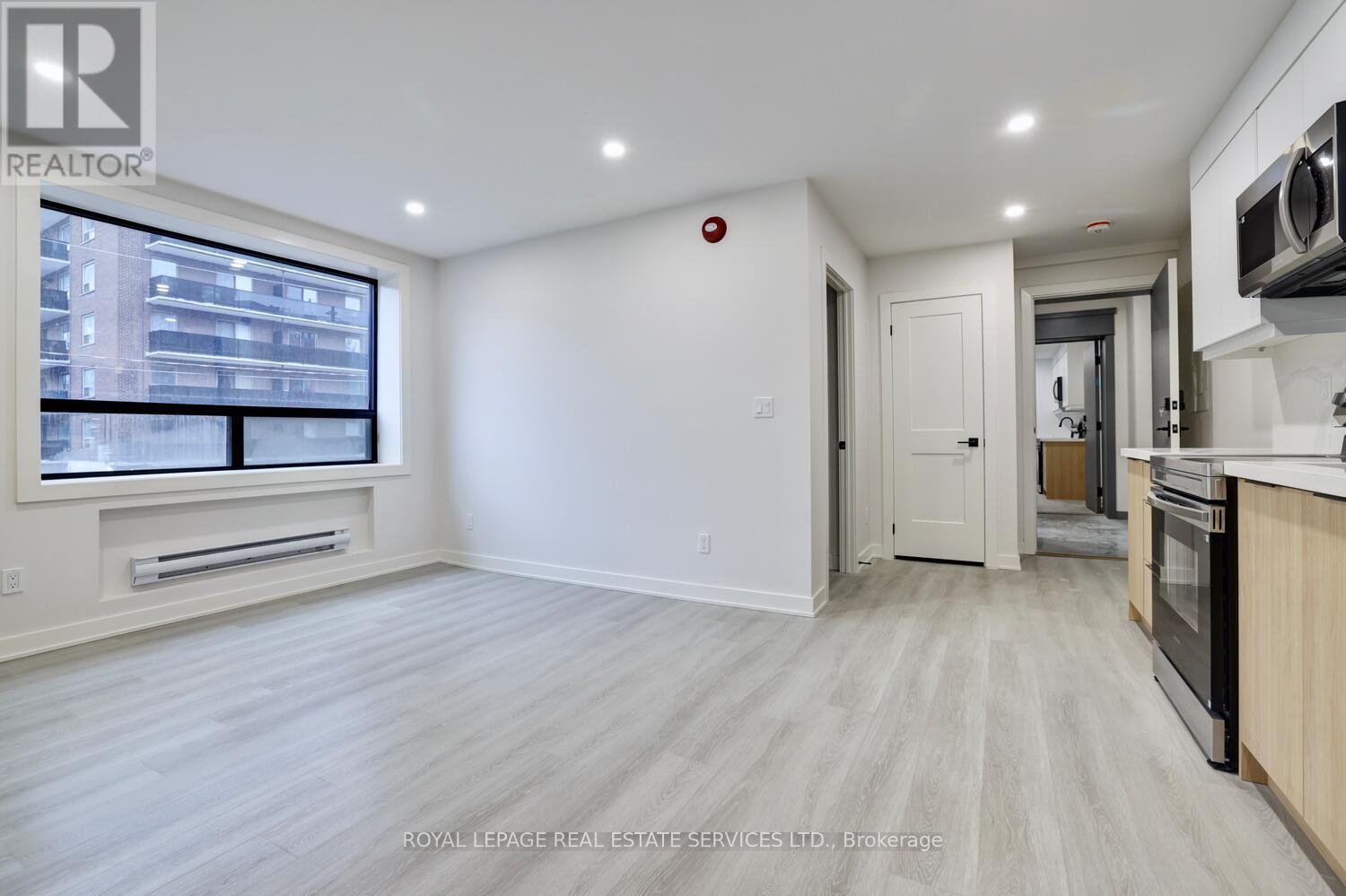 












21 - 20 DUKE STREET

,
Hamilton,




Ontario
L8P1X1

