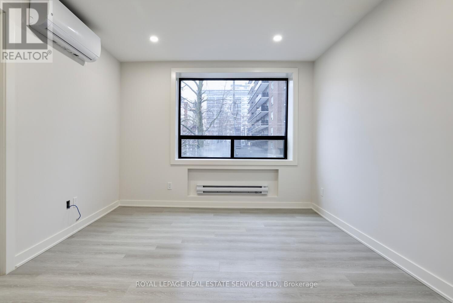 












21 - 20 DUKE STREET

,
Hamilton,




Ontario
L8P1X1

