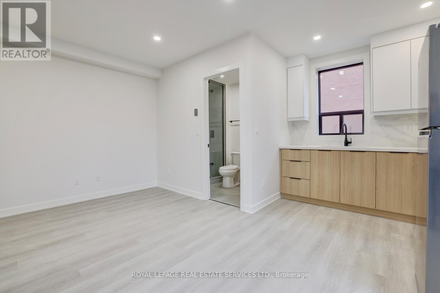 












21 - 20 DUKE STREET

,
Hamilton,




Ontario
L8P1X1

