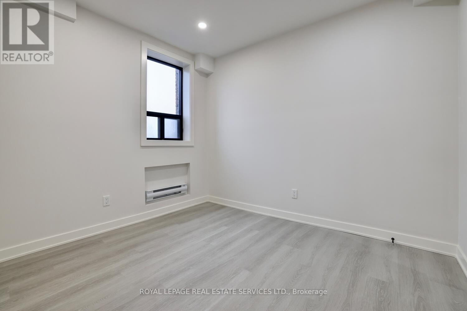 












21 - 20 DUKE STREET

,
Hamilton,




Ontario
L8P1X1

