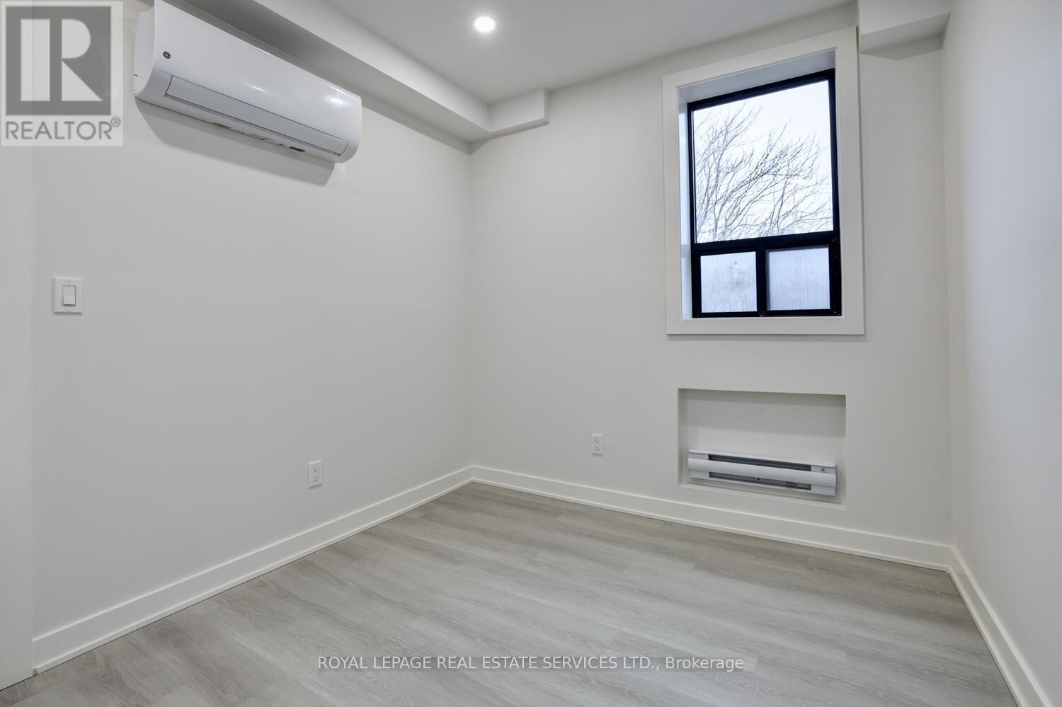 












21 - 20 DUKE STREET

,
Hamilton,




Ontario
L8P1X1

