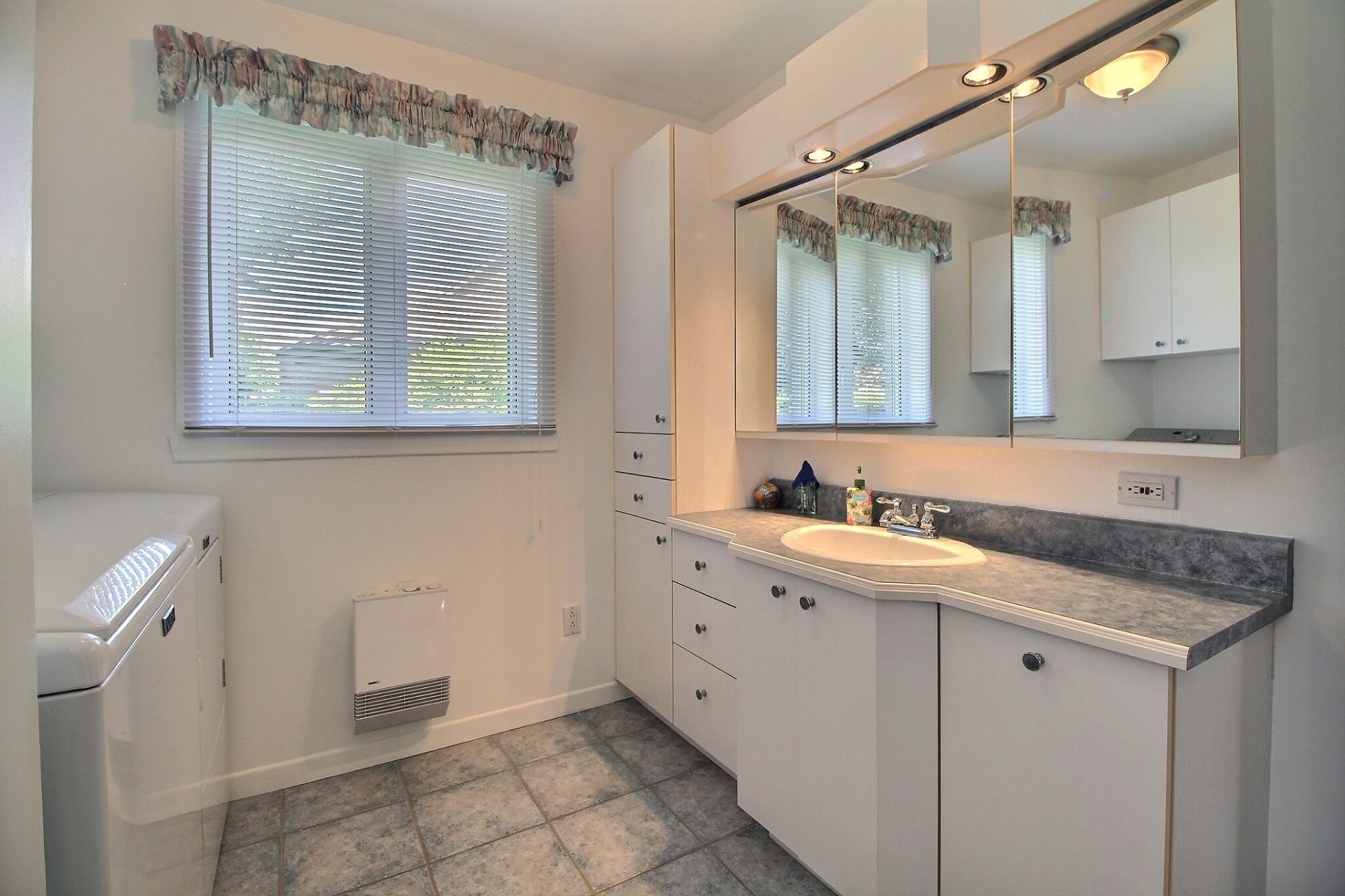 









1960


Av. Albert-Dufresne

,
Shawinigan,




QC
G9P4Y4

