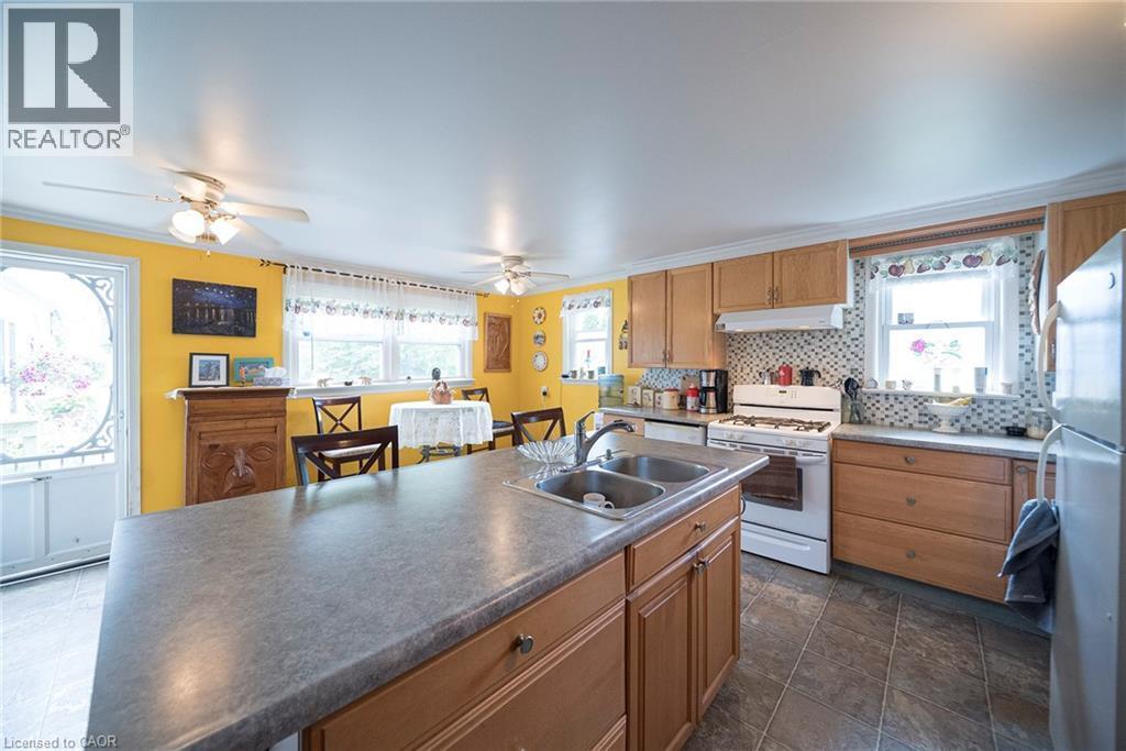 












1045 BAY Street

,
Port Rowan,




Ontario
N0E1M0

