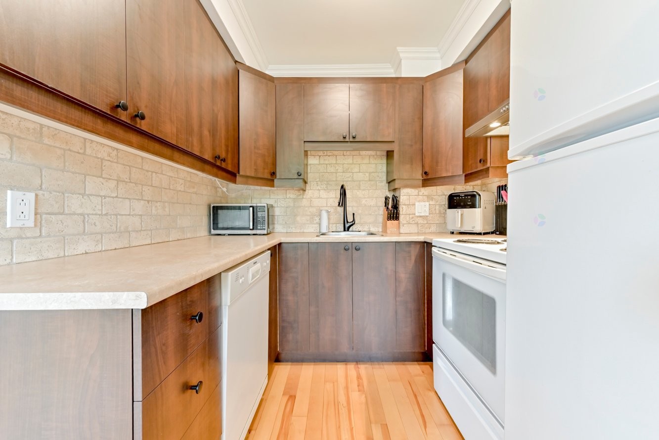 









2640


Boul. Béliveau

, 408,
Longueuil (Le Vieux-Longueuil),




QC
J4M1X9

