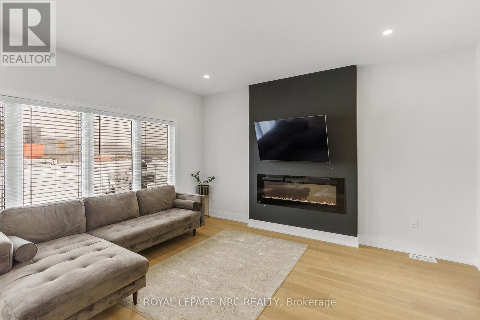 












7386 SPLENDOUR DRIVE

,
Niagara Falls (Brown),




Ontario
L2H3V8

