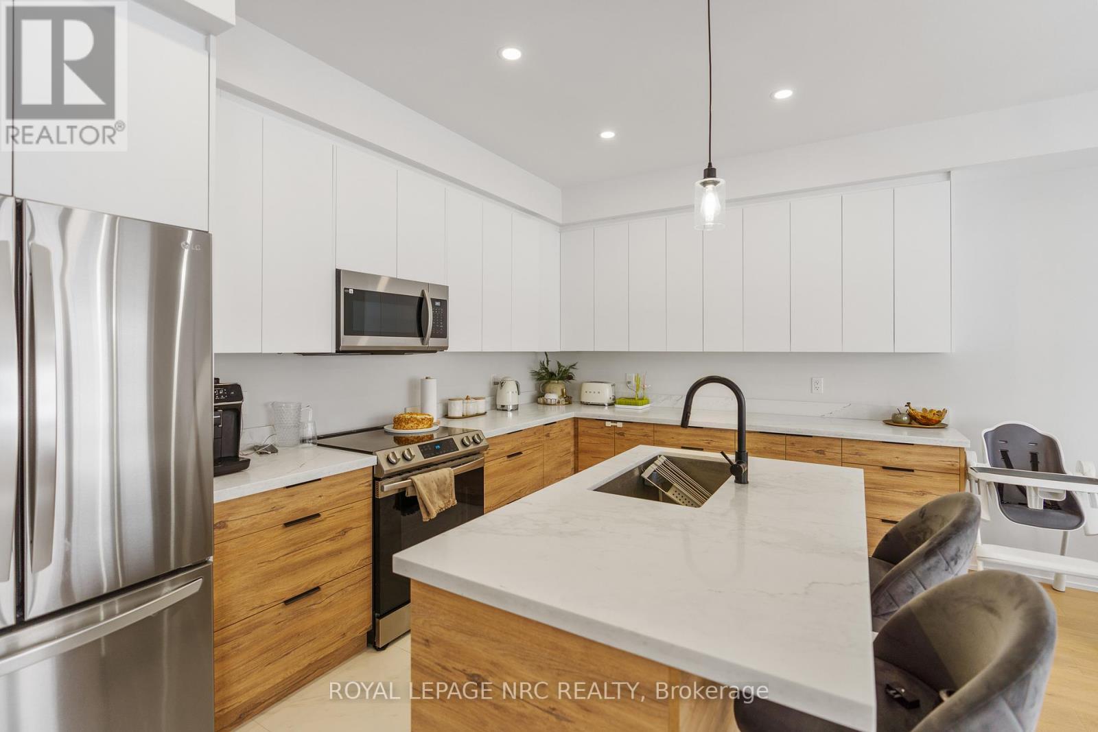 












7386 SPLENDOUR DRIVE

,
Niagara Falls (Brown),




Ontario
L2H3V8

