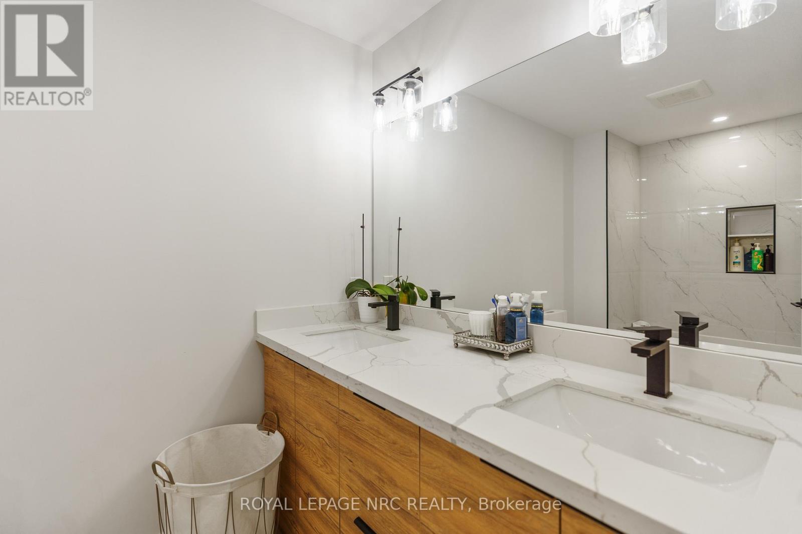 












7386 SPLENDOUR DRIVE

,
Niagara Falls (Brown),




Ontario
L2H3V8

