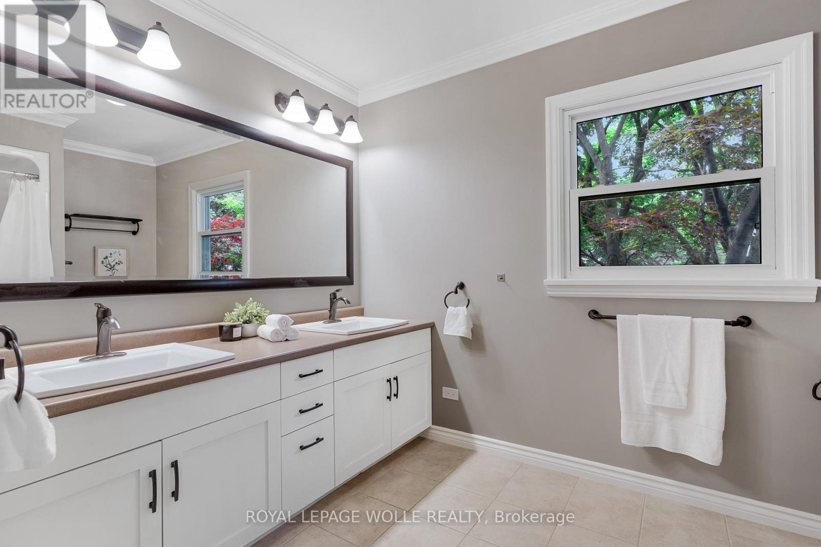 












203 FORSYTH DRIVE

,
Waterloo,




Ontario
N2L1A1

