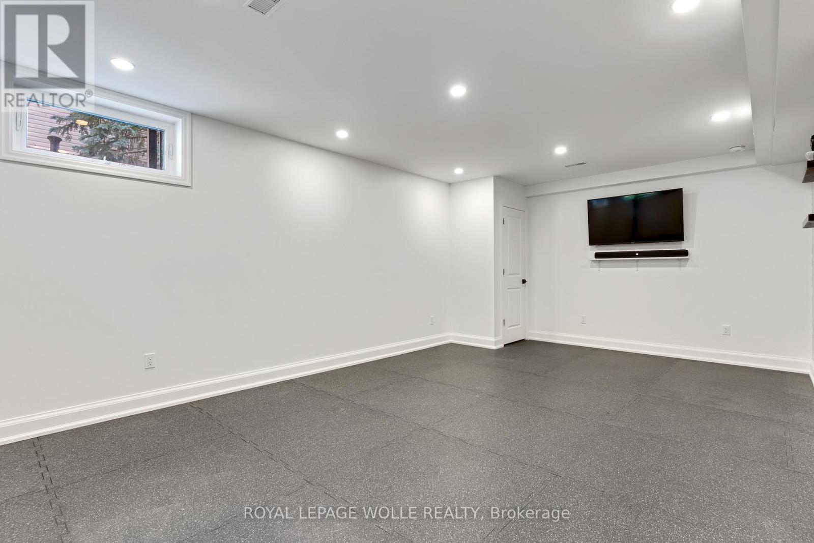 












203 FORSYTH DRIVE

,
Waterloo,




Ontario
N2L1A1

