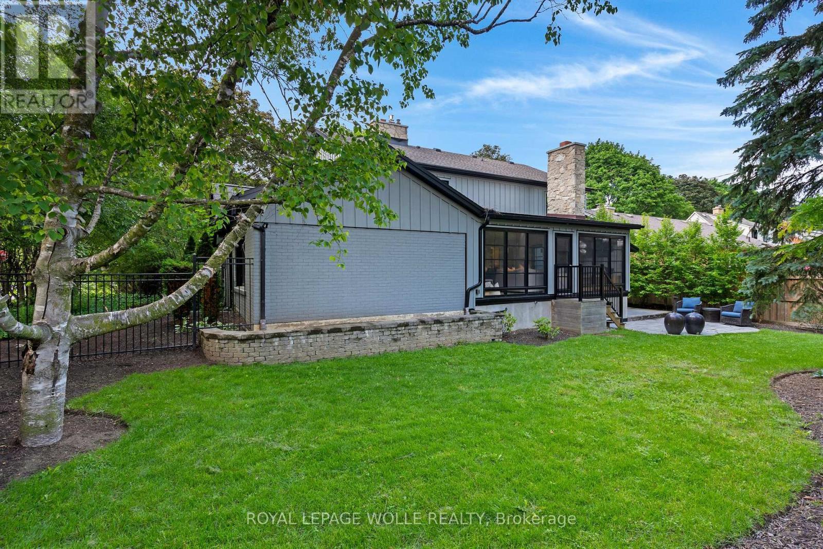 












203 FORSYTH DRIVE

,
Waterloo,




Ontario
N2L1A1

