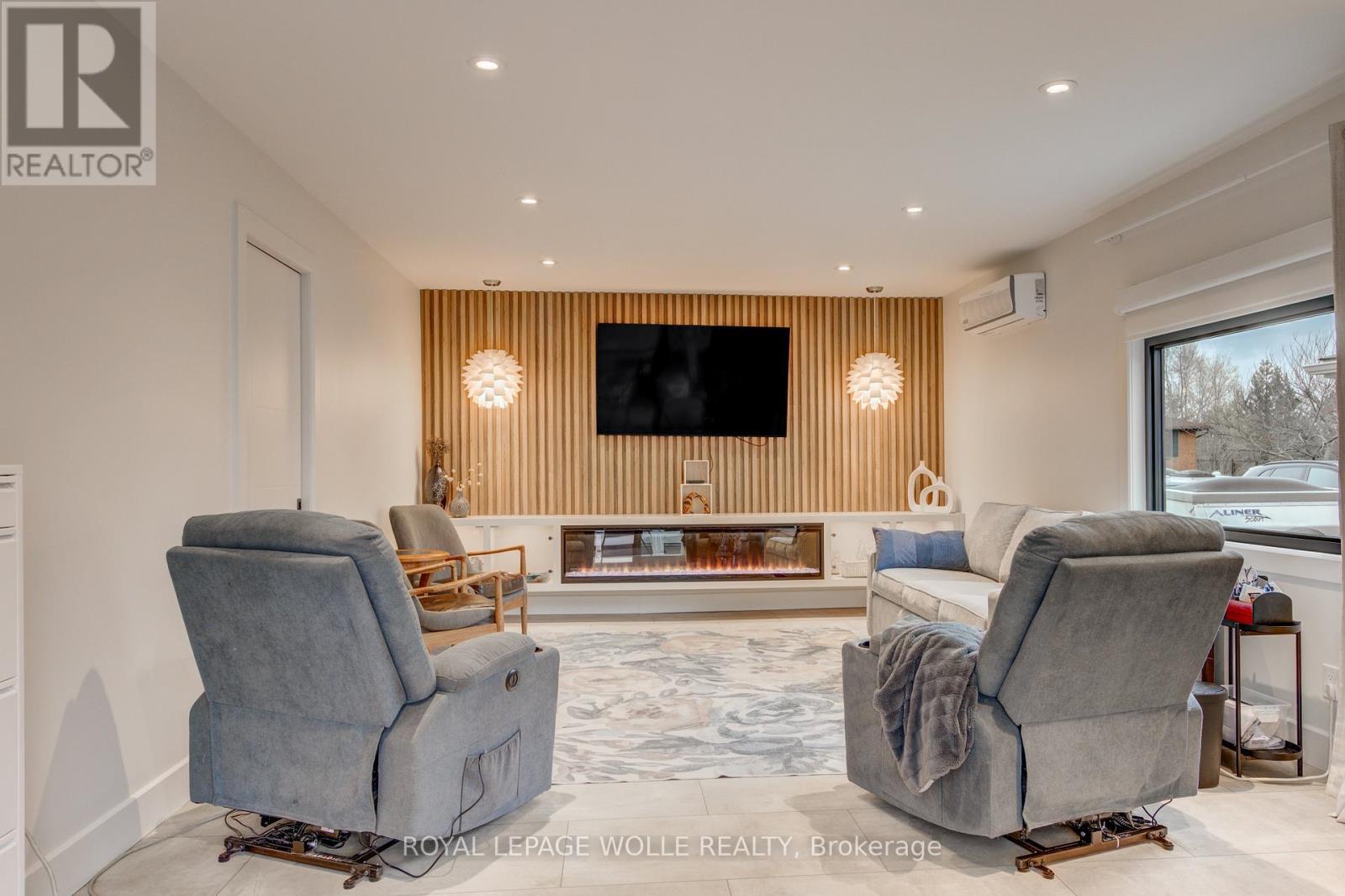 












112 MITCHELL STREET

,
North Dumfries,




Ontario
N0B1E0

