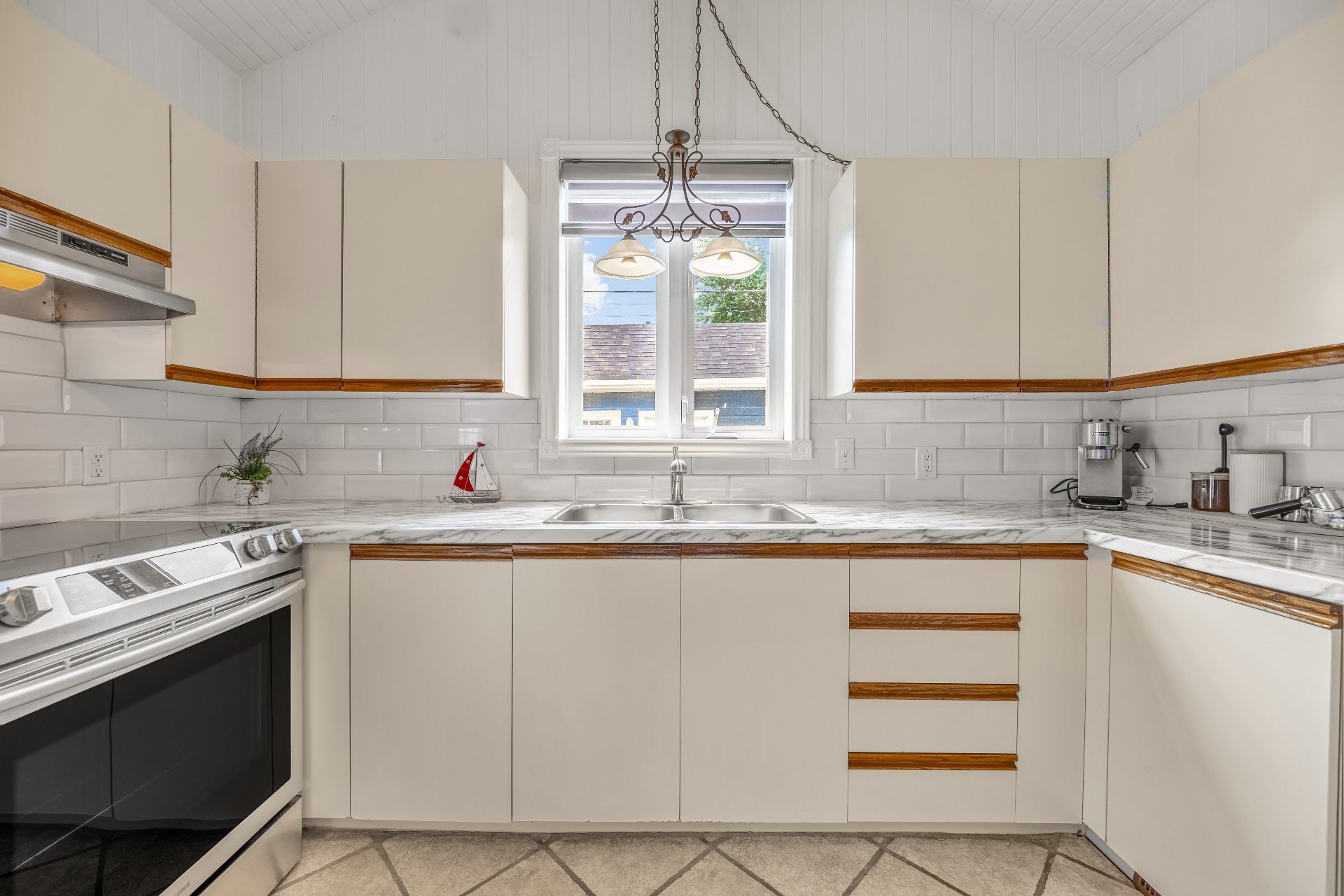 









328


Av. des Vétérans

,
Montréal-Est,




QC
H1B5B7

