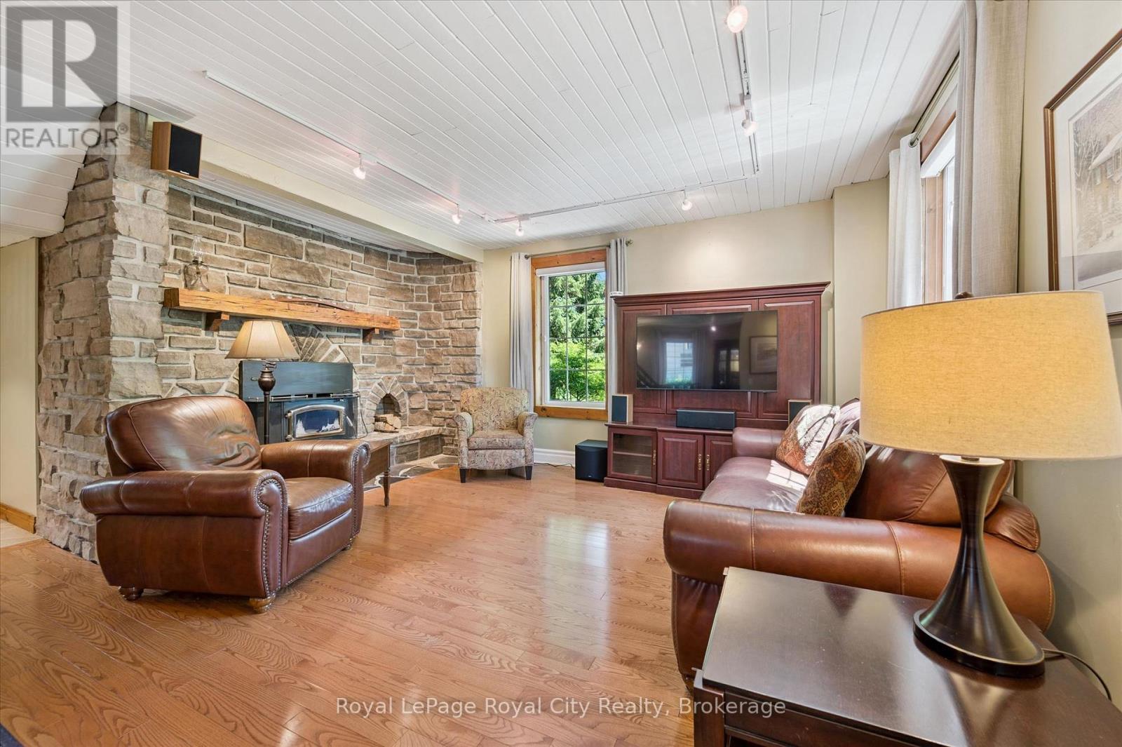 












33 NORTH BROADWAY STREET

,
Centre Wellington (Belwood),




Ontario
N0B1J0

