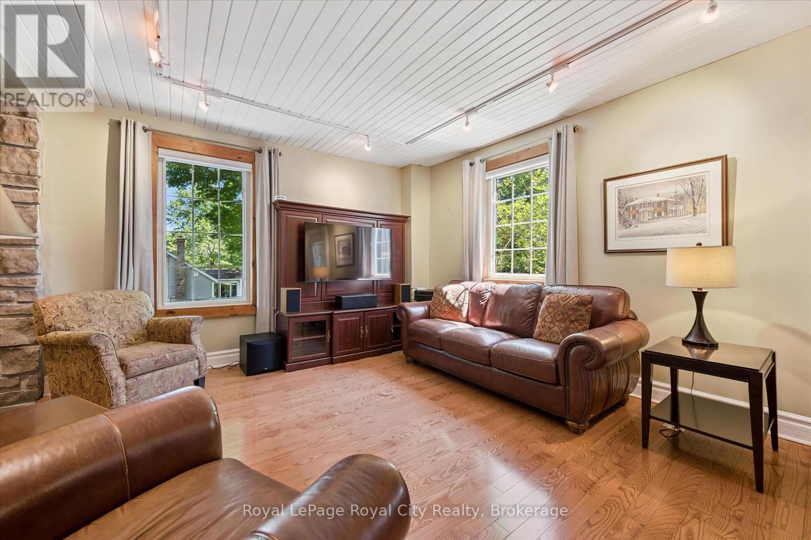 












33 NORTH BROADWAY STREET

,
Centre Wellington (Belwood),




Ontario
N0B1J0


