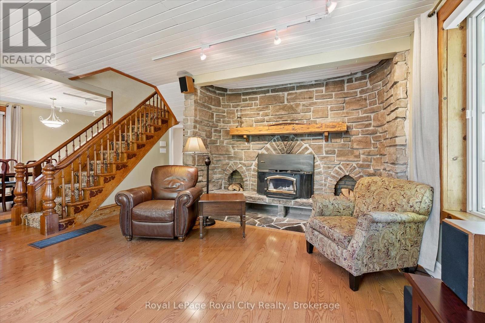 












33 NORTH BROADWAY STREET

,
Centre Wellington (Belwood),




Ontario
N0B1J0


