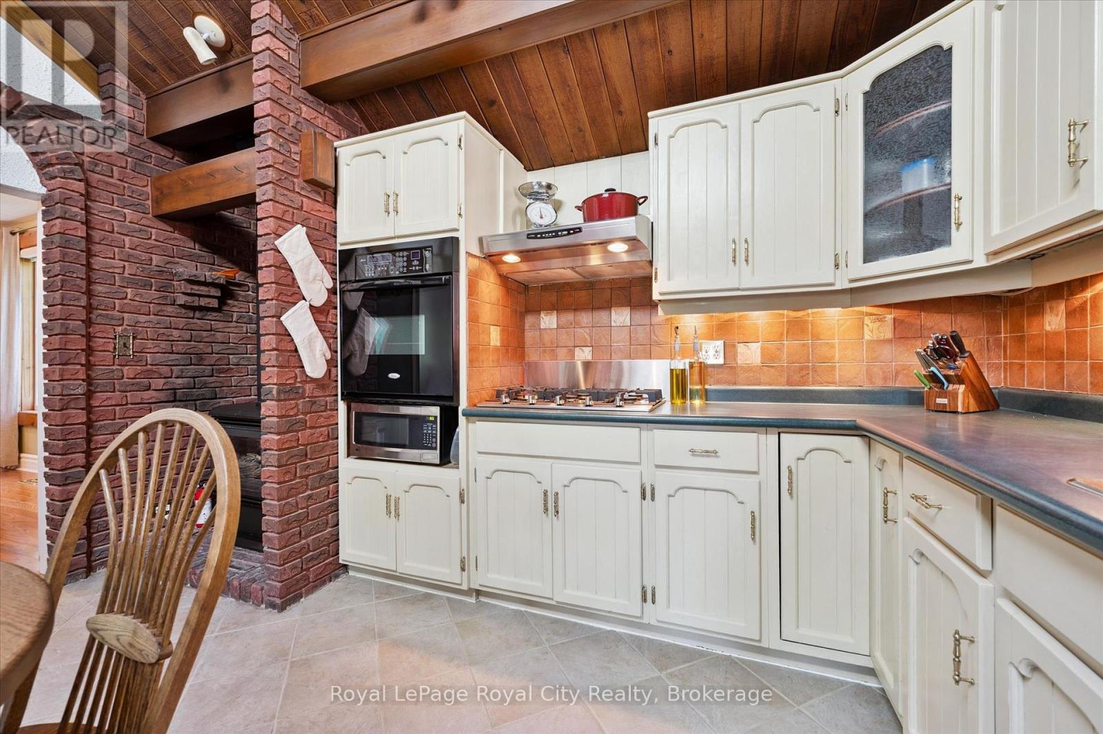 












33 NORTH BROADWAY STREET

,
Centre Wellington (Belwood),




Ontario
N0B1J0

