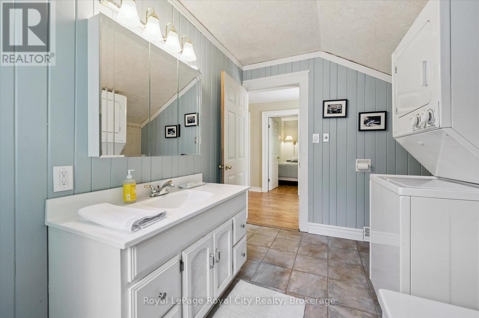 












33 NORTH BROADWAY STREET

,
Centre Wellington (Belwood),




Ontario
N0B1J0

