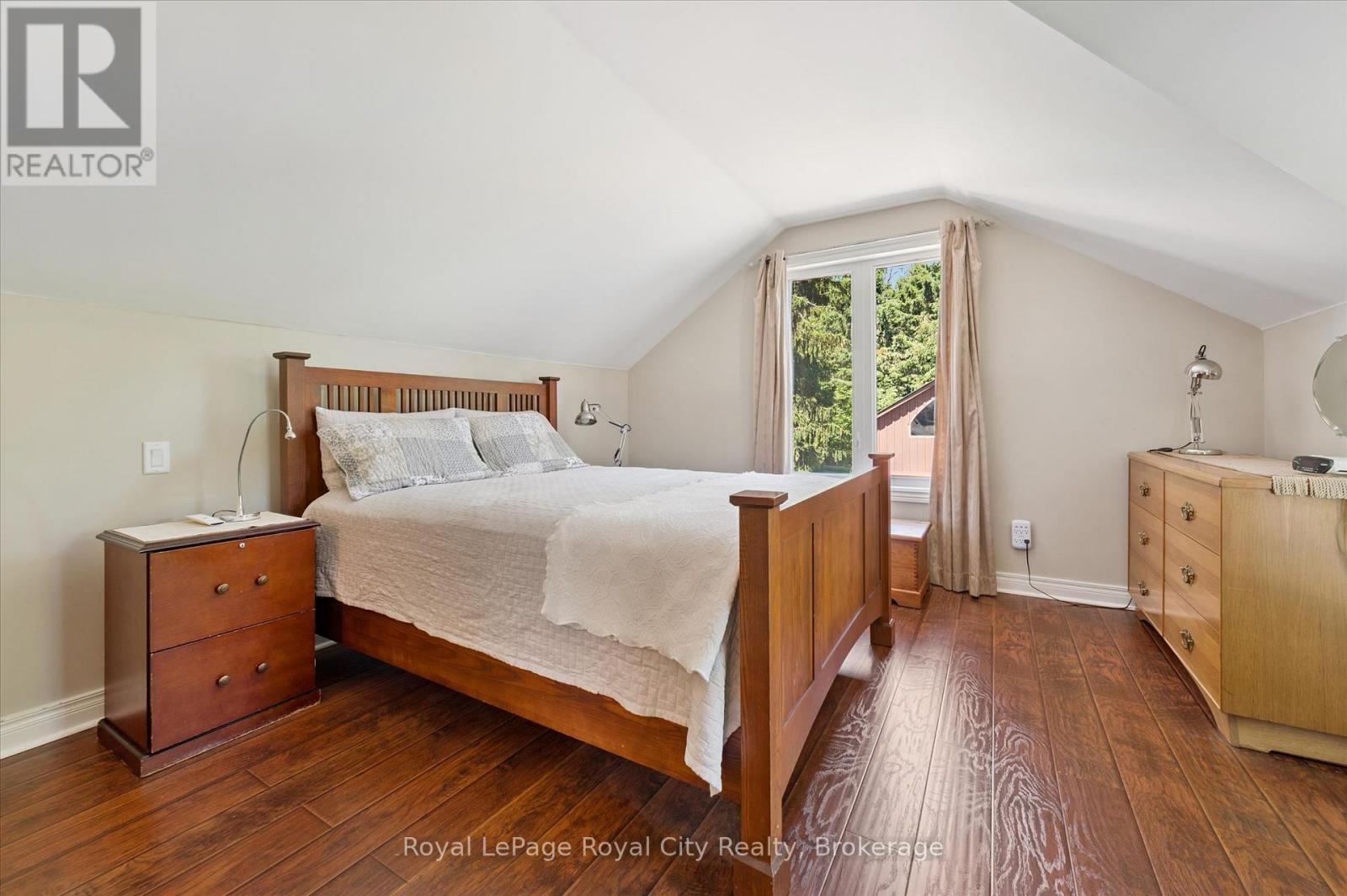 












33 NORTH BROADWAY STREET

,
Centre Wellington (Belwood),




Ontario
N0B1J0

